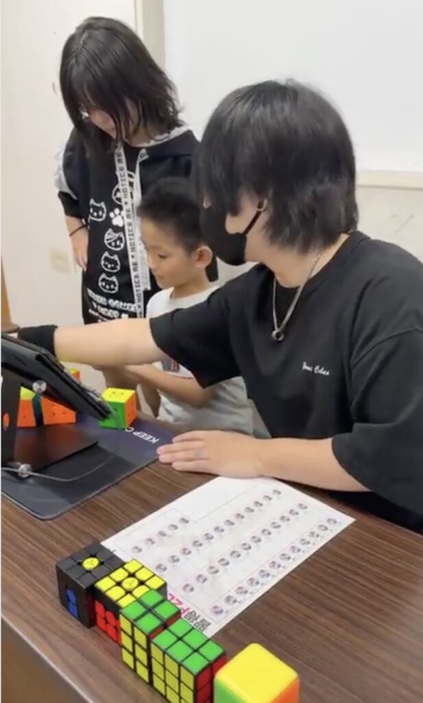 レッスンにお姉ちゃんも興味津々