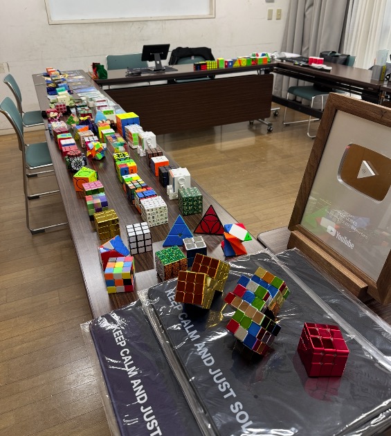 ヤミキューブスクール_20250430_展示ルービックキューブ1